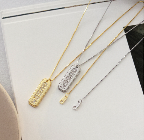 QUEEN SLOGAN VERTICAL BAR PENDANT NECKLACE